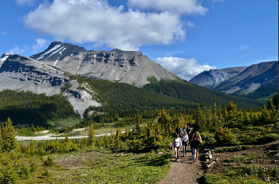 Hiking along the Icefields Parkway 