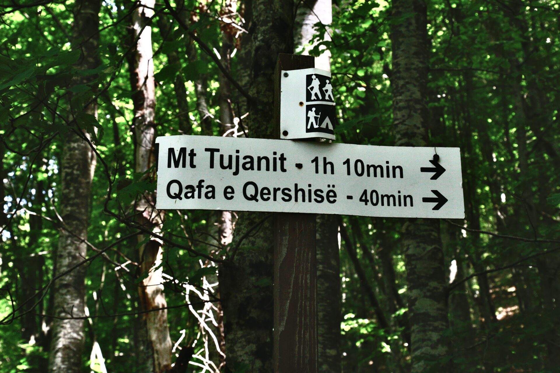 Hiking near Tirana - Tujanit trail sign