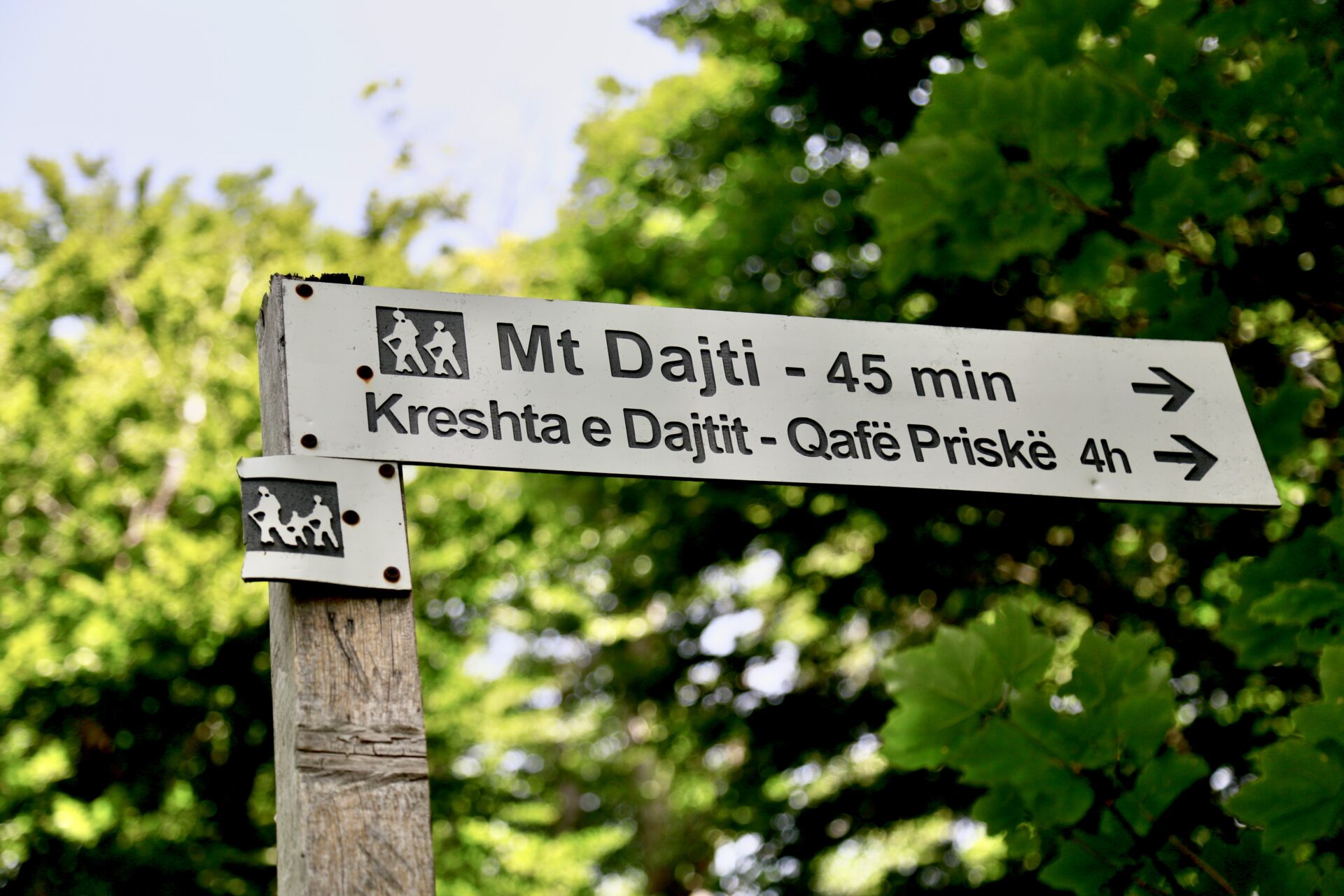 Hiking near Tirana - Tujanit trail sign