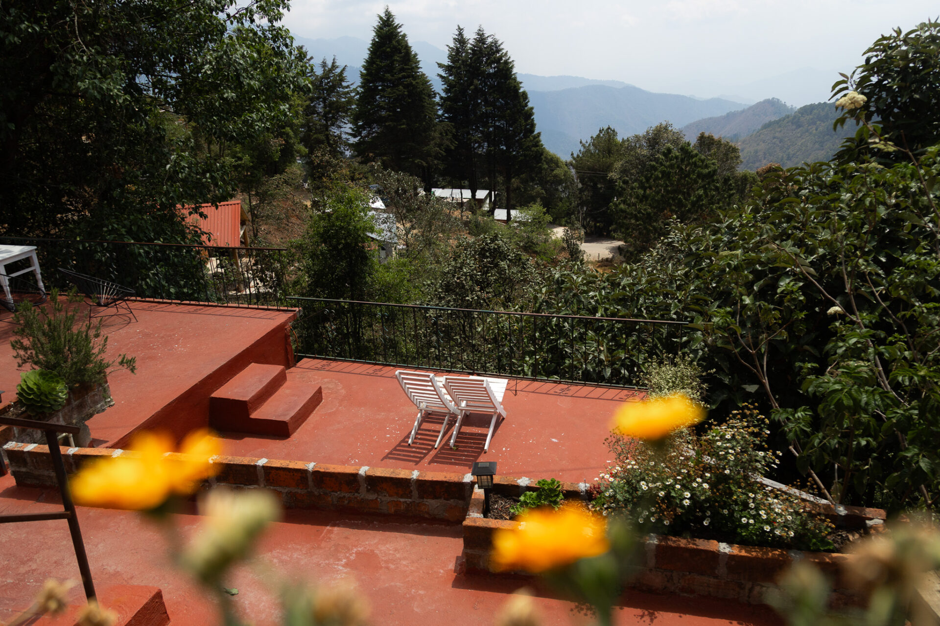 Cabanas la Cumbre in San Jose del Pacifico - terrace overlooking the mountains
